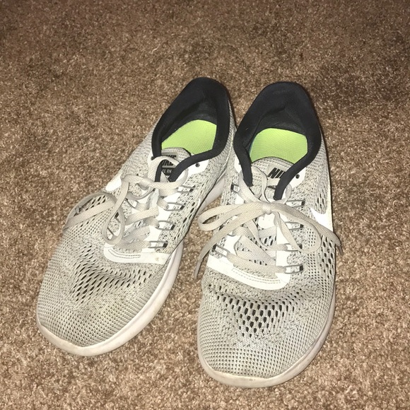 nike free run tennis shoes